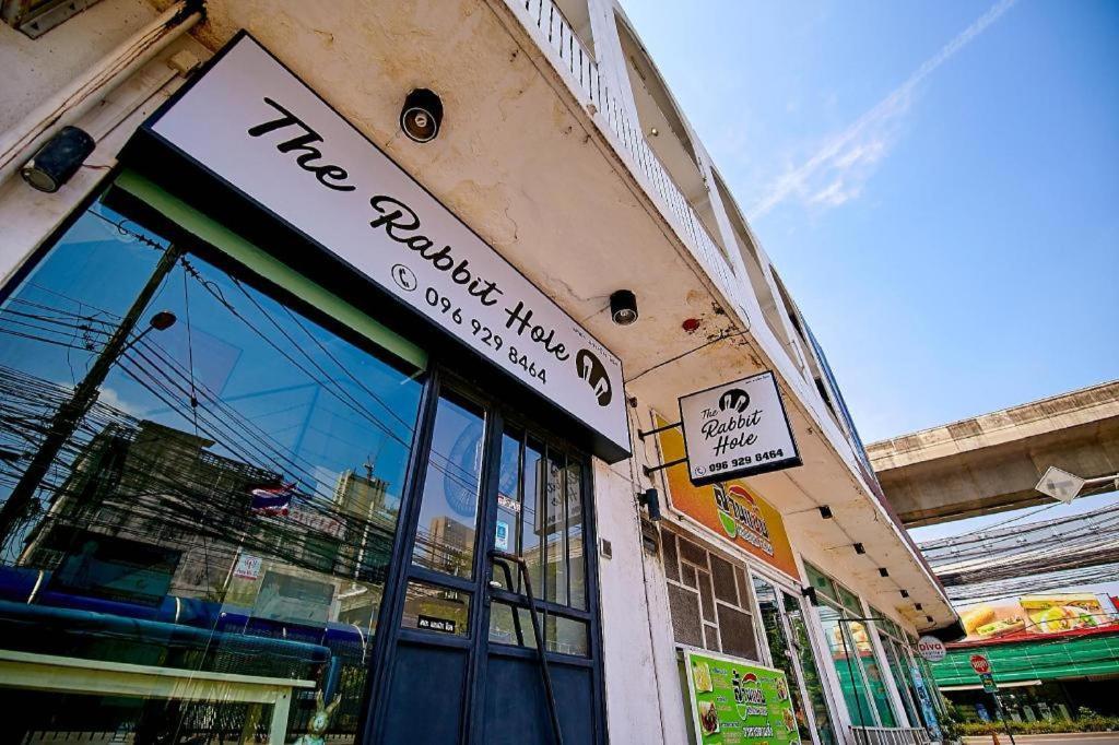 The Rabbit'S Hole Hostel Bangkok Exterior photo