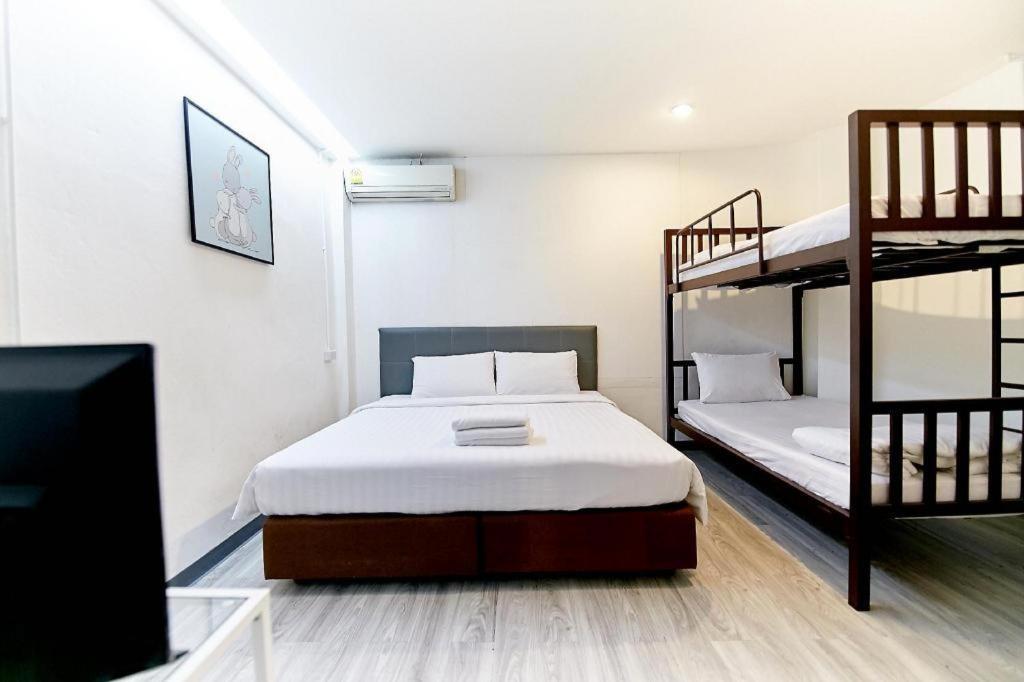 The Rabbit'S Hole Hostel Bangkok Exterior photo