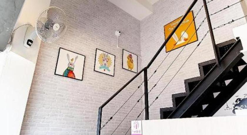 The Rabbit'S Hole Hostel Bangkok Exterior photo