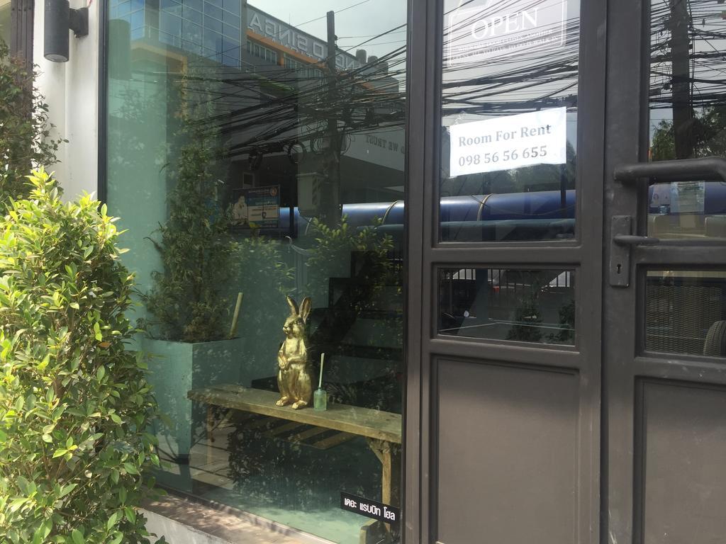 The Rabbit'S Hole Hostel Bangkok Exterior photo